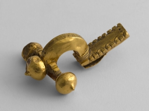 Fibule cruciforme en tôle d’or, musée Carnavalet, Paris
